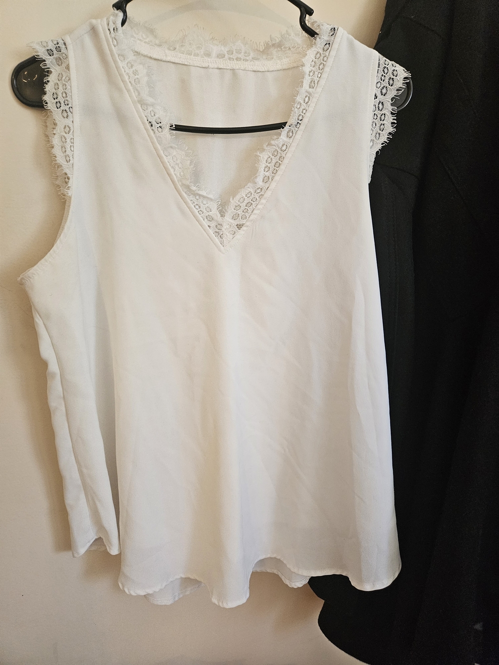Source Unknown White Lace Trim V-Neck Tank Top